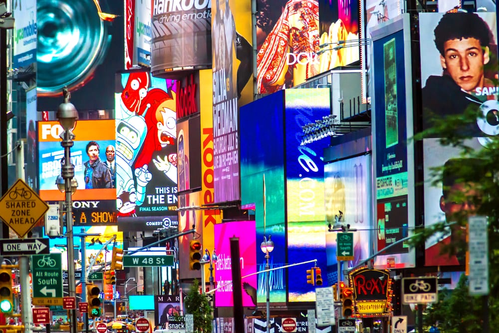 difference advertising content marketing